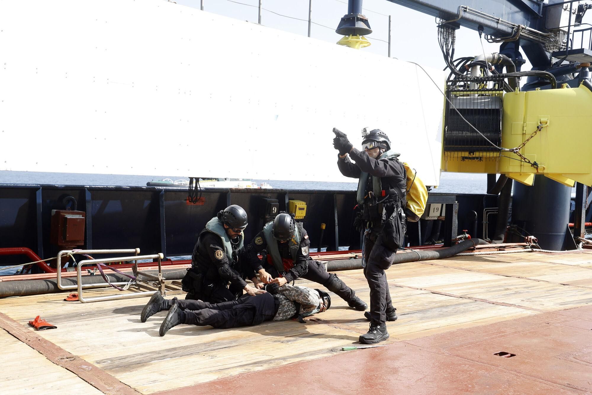 Ensayo de asalto en plena ría de Pontevedra