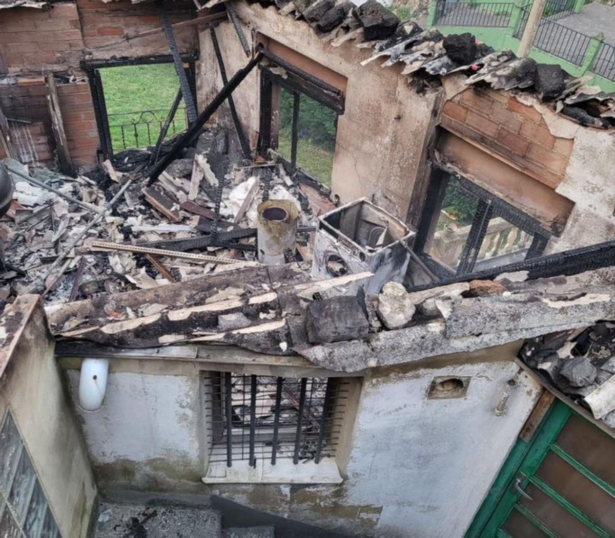 Los escombros del edificio calcinado por las llamas en Fitoria; en el centro, los bomberos apagando un fuego en un gallinero, y a la derecha, una vecina rescatando a un conejo. | Irma Collín