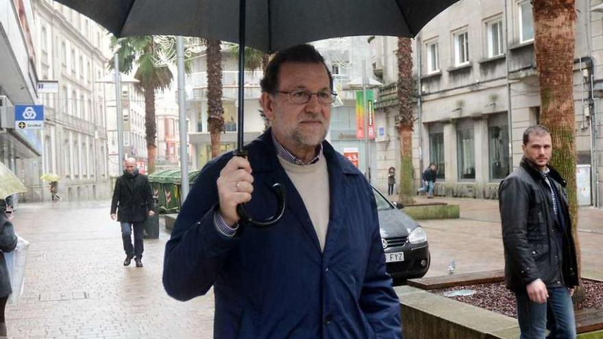Mariano Rajoy camina por las calles de Pontevedra.
