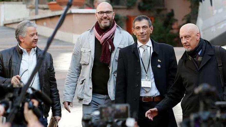 Pedro Salinas, Francois Devaux, Francesco Zanardi y Peter Iseley, víctimas de abusos, a su salida del encuentro celebrado en el Instituto Agustiniano. // R. Casilli