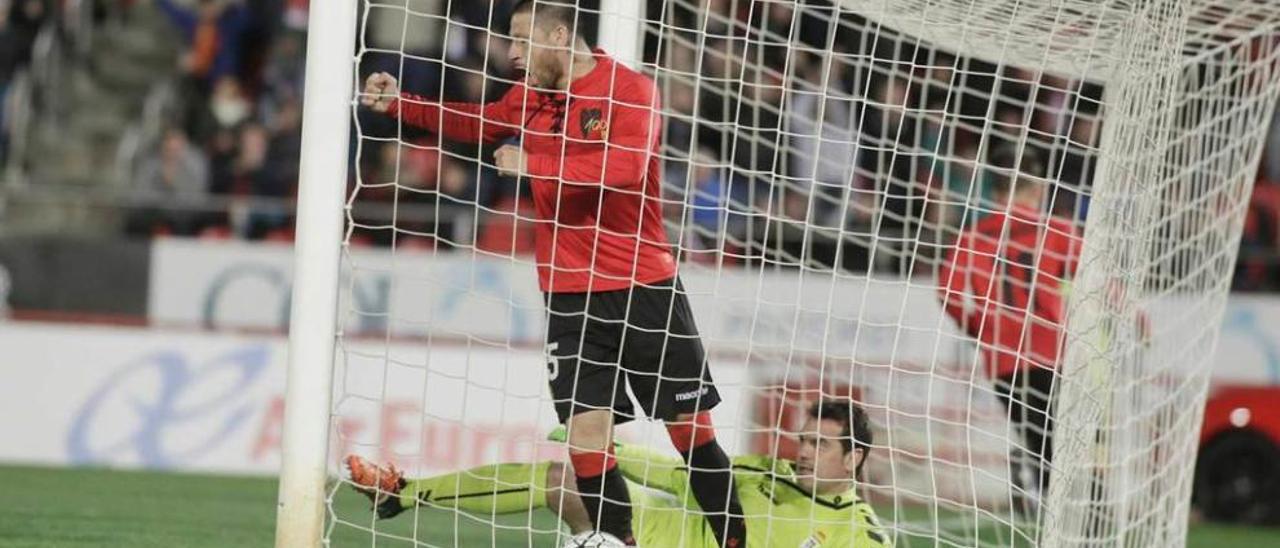 Esteban recibe el gol de la derrota en Palma de Mallorca.