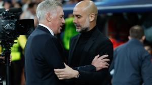 Ancelotti y Guardiola se saludan amistosamente antes del Real Madrid-Manchester City.