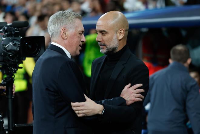 Ancelotti y Guardiola se saludan amistosamente antes del Real Madrid-Manchester City.