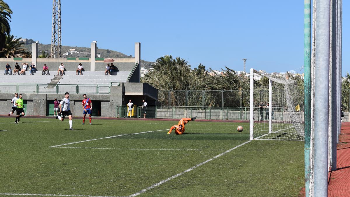 David Ramírez, portero del Arucas, observa cómo el balón se cuela en su portería en uno de los goles del Lanzarote.