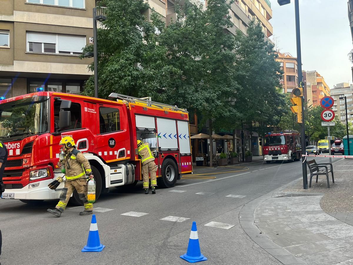 Les imatges d'un incendi en un aparcament al carrer Migdia de Girona