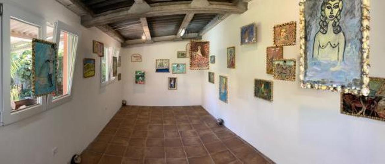 El interior de la &quot;Pombal Gallery&quot;, un gallinero reconvertido en sala de arte, con los cuadros de José Luis Barros.