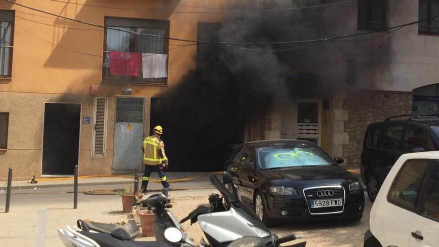 L&#039;incendi en un pàrquing de l&#039;Escala obliga a evacuar 14 persones i a confinar 16 veïns