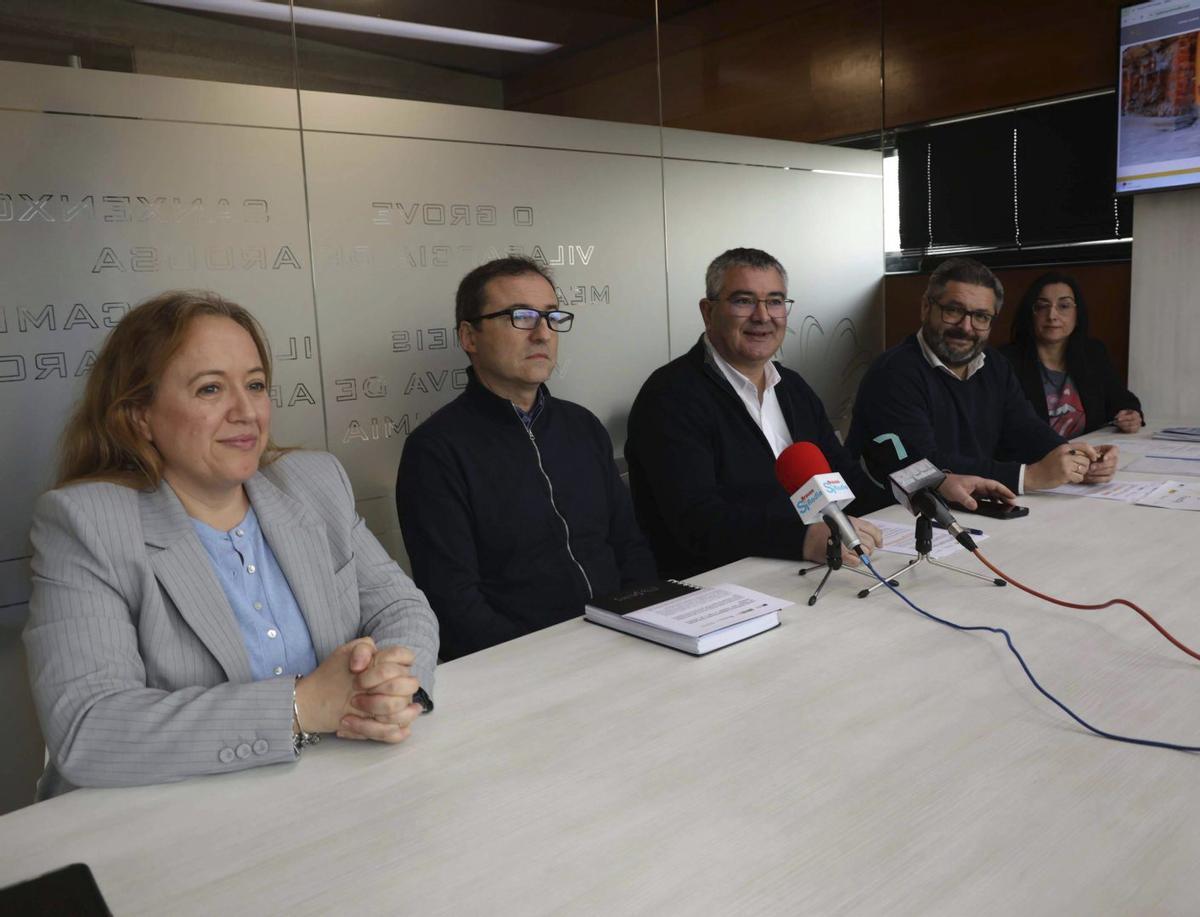 Autoridades, técnicos y la empresaria pionera de O Grove presentaron los datos del destino. | NOÉ PARGA