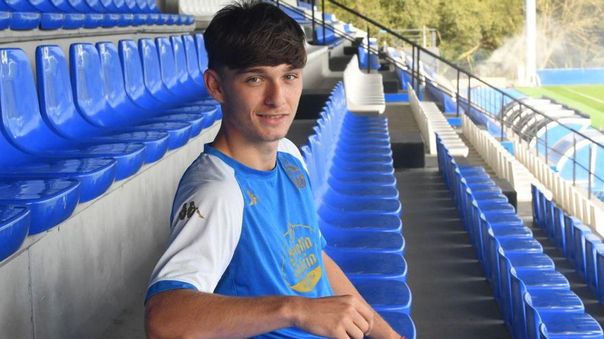 Dani Estévez posa en la Ciudad Deportiva de Abegondo.