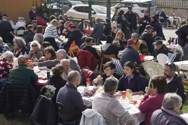 Les imatges del dinar popular amb la tradicional arrossada d'Albons