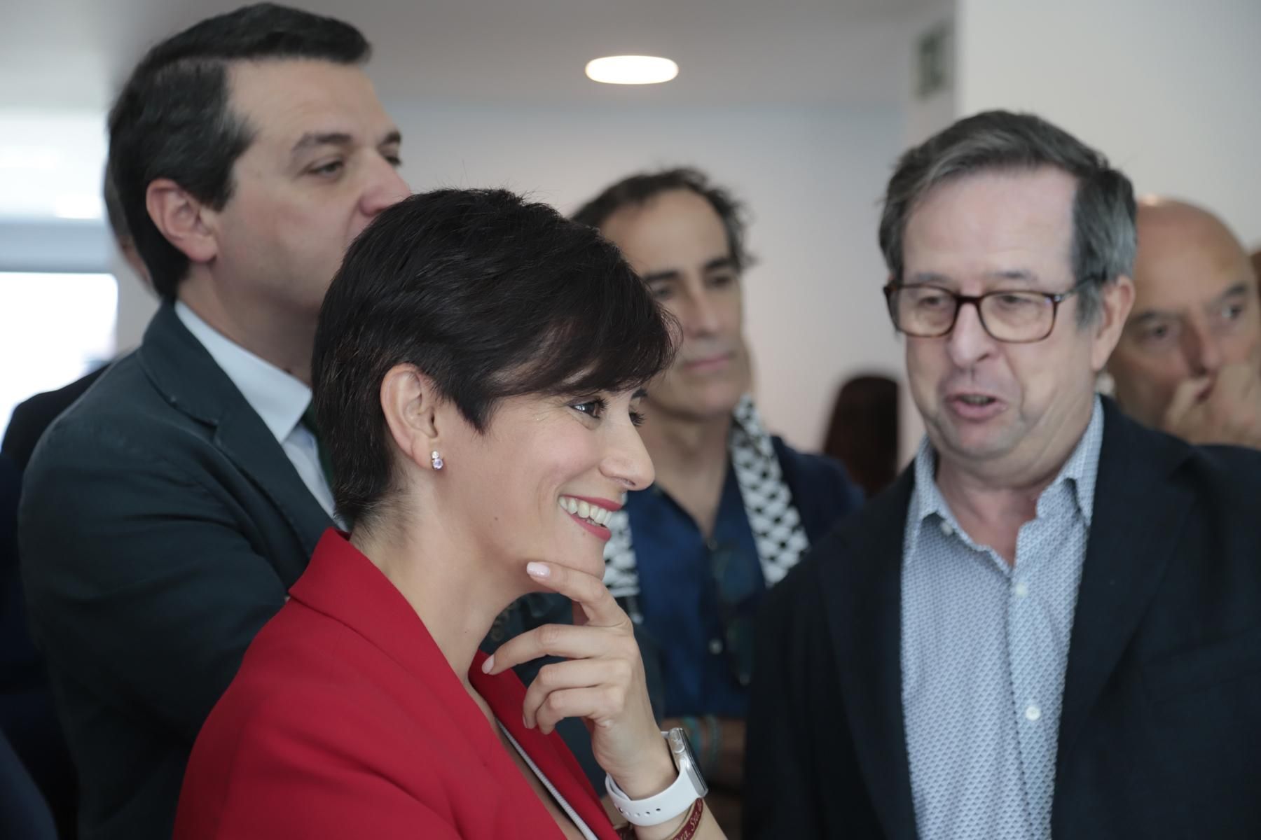 La ministra Isabel Rodríguez visita las viviendas de alquiler de mayores de Sama Naharro