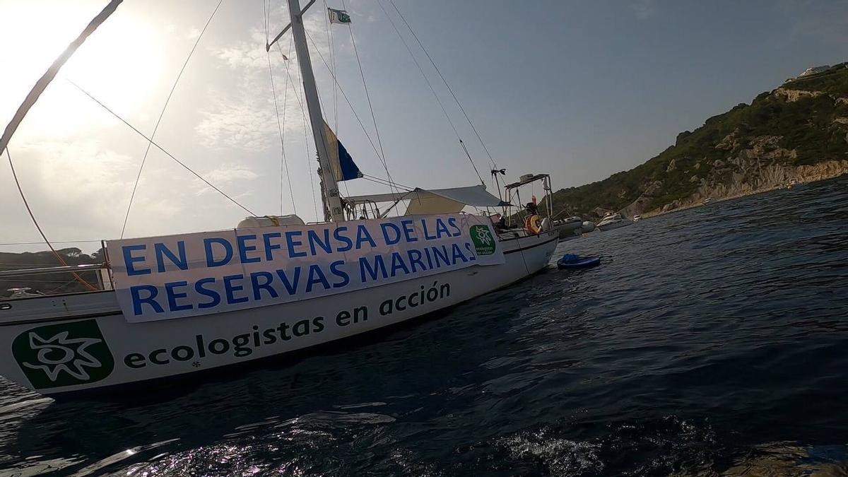 El velero Diosa Maat en la cala de la Sardinera de Xàbia, uno de los tramos litorales valencianos que sufre más presión de la náutica de recreo