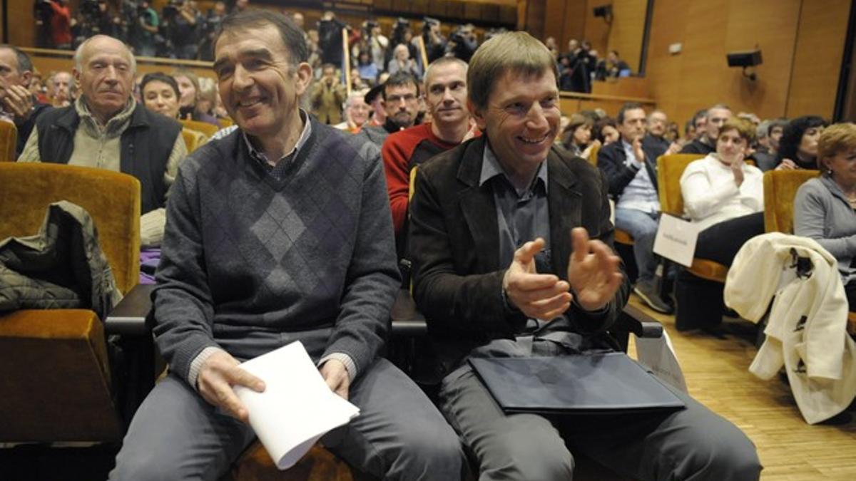 Iñigo Iruin (izquierda) y Rufi Etxeberria, el lunes en Bilbao, durante la presentación de los estatutos del nuevo partido de la izquierda aberzale.