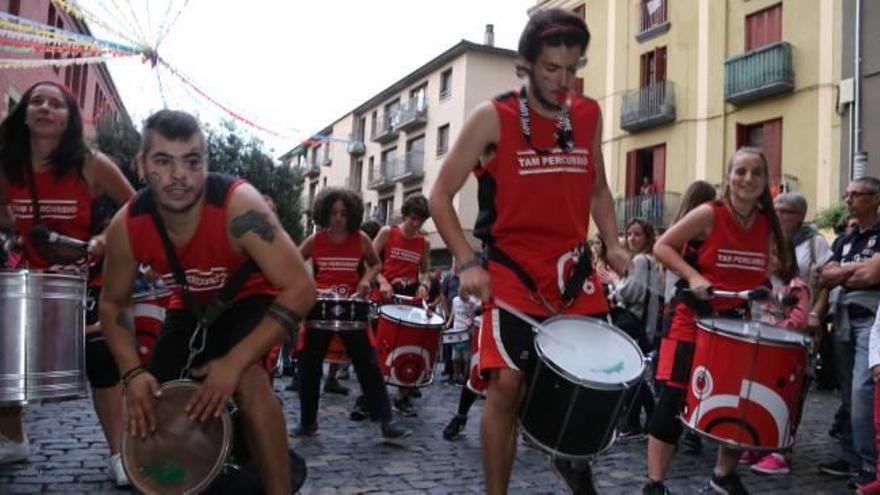 Les bandes de percussió fan retrunyir la ciutat