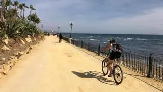 Marbella limita la circulación de bicis y patinetes en el paseo marítimo durante el verano