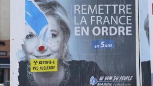 Un cartel electoral de Marine Le Pen en Marsella en el que alguién ha añadido un adhesivo en el que se lee cretificado: pronuclear.
