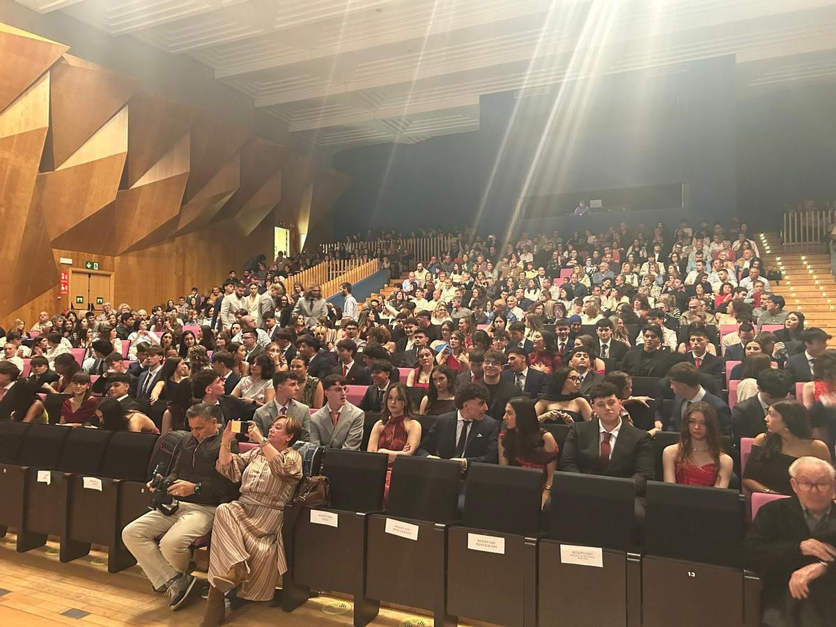 EN IMÁGENES: Graduación de Bachillerato y ciclos formativos del IES Juan de Villanueva de Pola de Siero