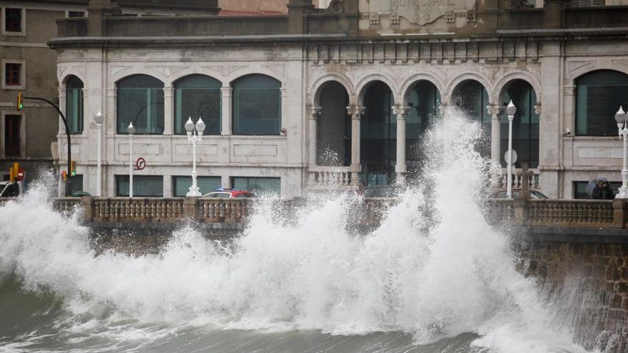 Foles nel muru de Xixón, frente a l'antigua Pescadería.