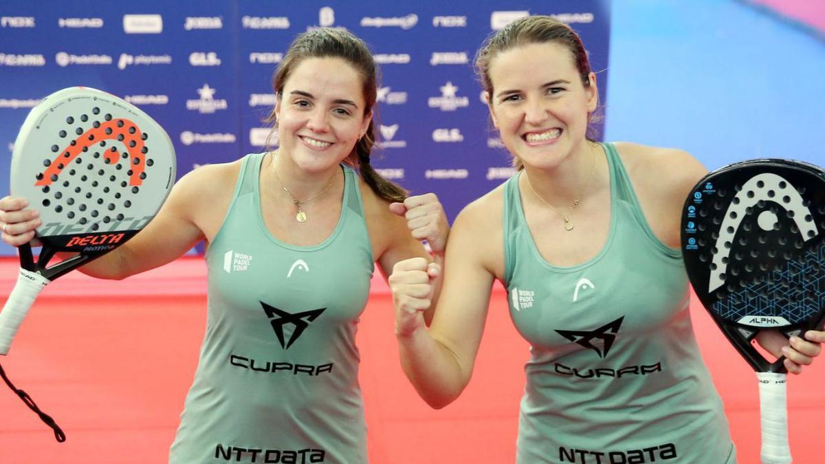 Ariana Sánchez y Paula Josemaría, tras lograr el triunfo en la final femenina. |  // MARTA G.BREA