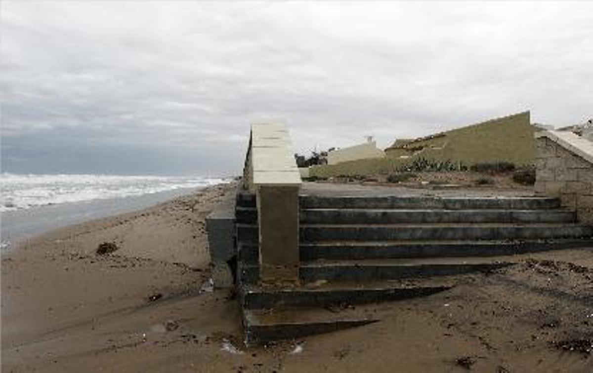 La playa invade el paseo marítima de La Casbah, donde se prorrogan las concesiones .