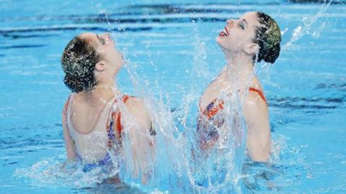 La españolas Alisa Ozhogina e Iris Tio compiten en la final libre de dúo femenino de Natación artística del Campeonato Mundial de Natación FINA en Doha, este jueves