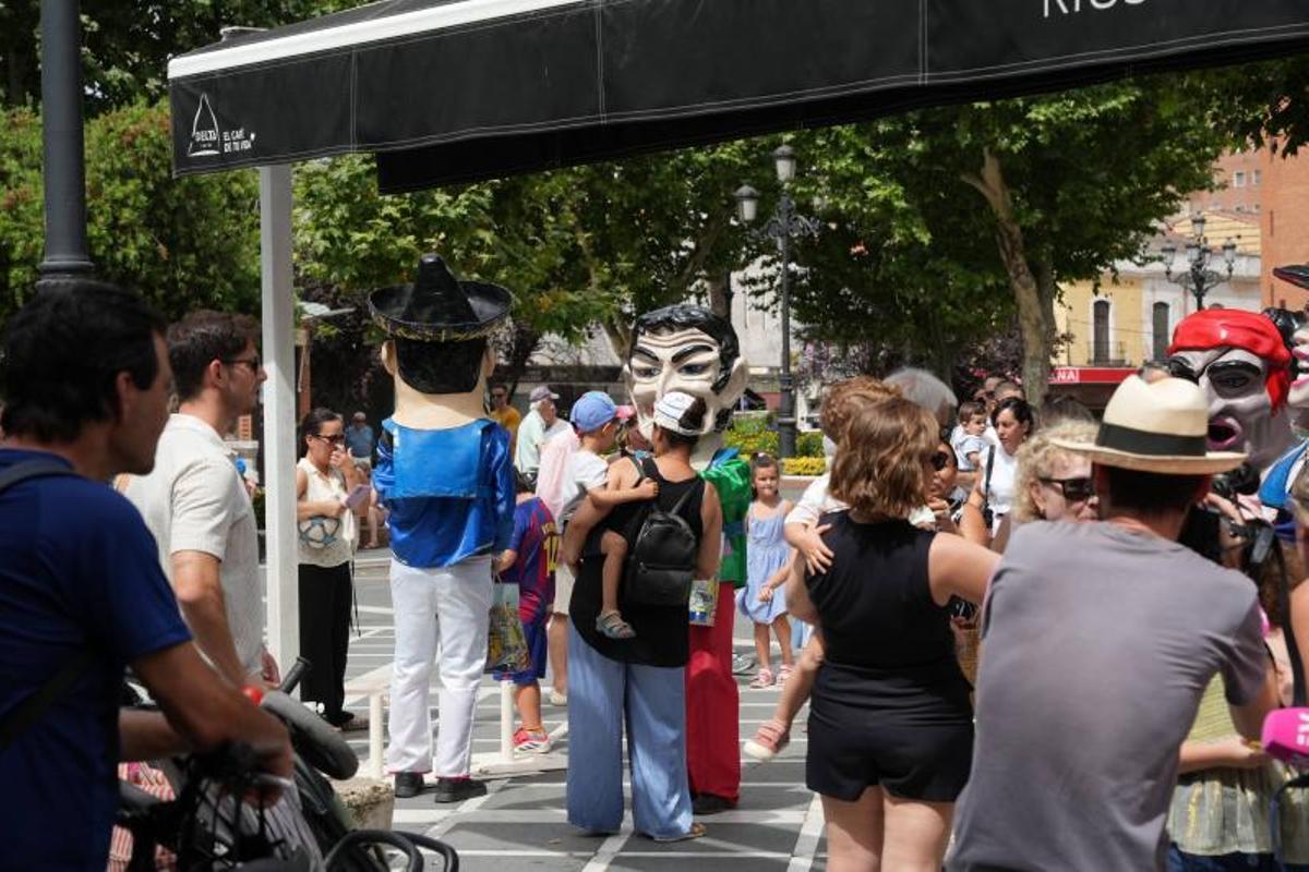 Fotogalería | Magia y tradición en las calles de Badajoz: así ha sido el desfile de Gigantes y Cabezudos