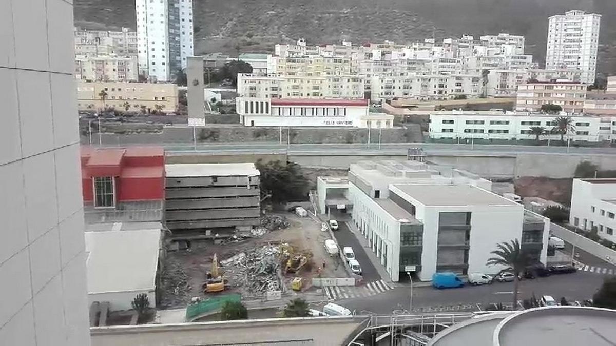 Derribo controlado del edificio de la Facultad de Medicina en Las Palmas de Gran Canaria.