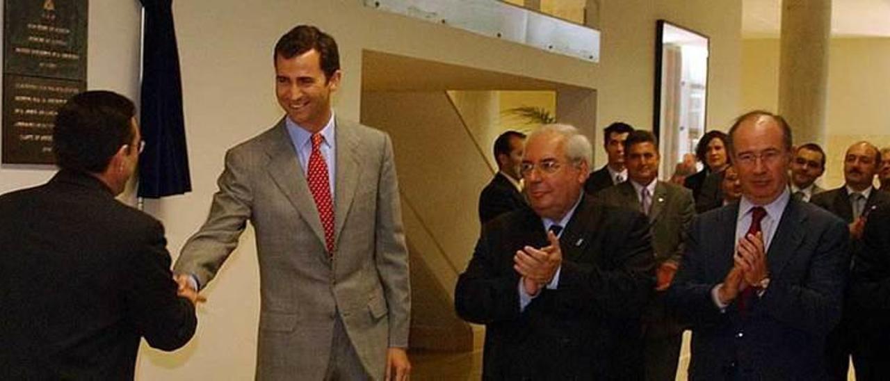 El exrector Juan Vázquez saluda en 2002 al entonces Príncipe Felipe, con Vicente Álvarez Areces, Rodrigo Rato y Misael Fernández Porrón.