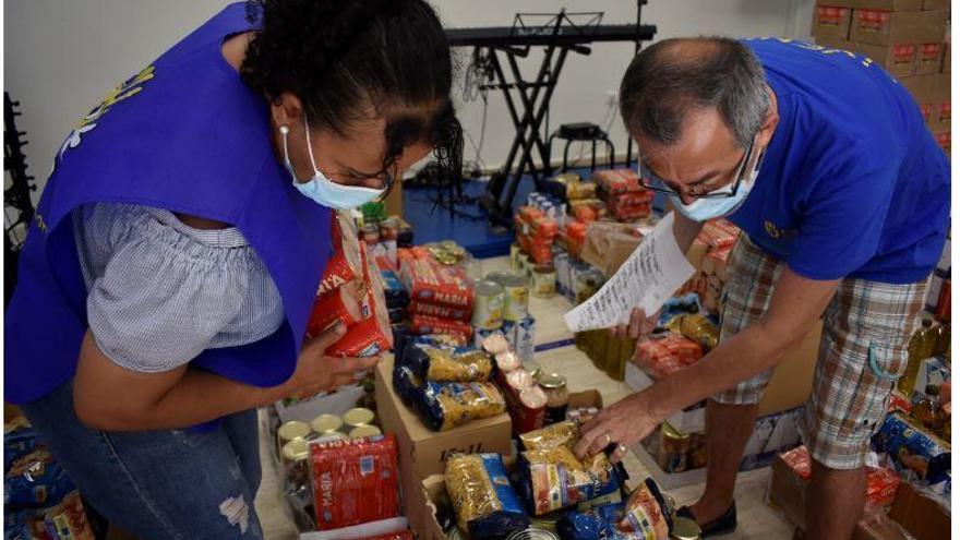 Un momento del reparto de alimentos