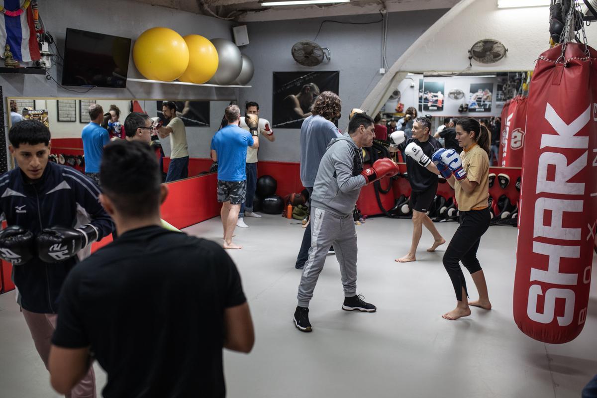 Entrenamiento de boxeo en el gimnasio DKSR para la rehabilitación de toxicómanos