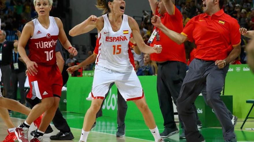 Anna Cruz, en el centro, celebra la canasta que dio la victoria a España frente a Turquía.