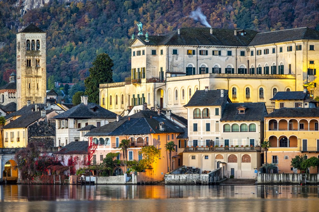 Orta San Giulio ofrece una postal de cuento a orillas de un precioso lago.