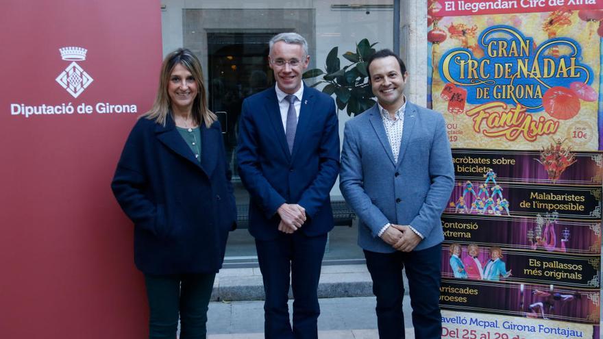 D&#039;esquerra a dreta, la regidora de Promoció Econòmica de Girona, Glòria Plana, el vicepresident de Cultura de la Diputació de Girona, Albert Piñeira, i el director del Gran Circ de Nadal de Girona, Genís Matabosch.