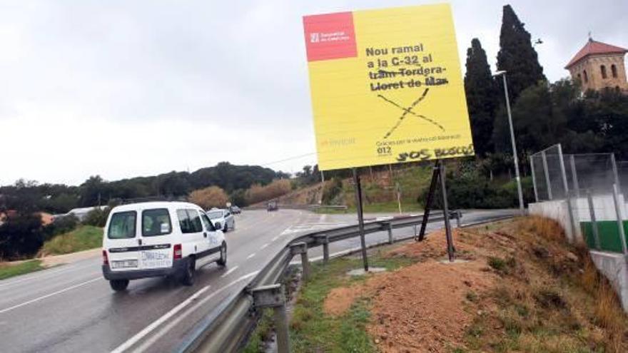 Un cartell anunciant les obres de perllongament, suspeses ara cautelarment.