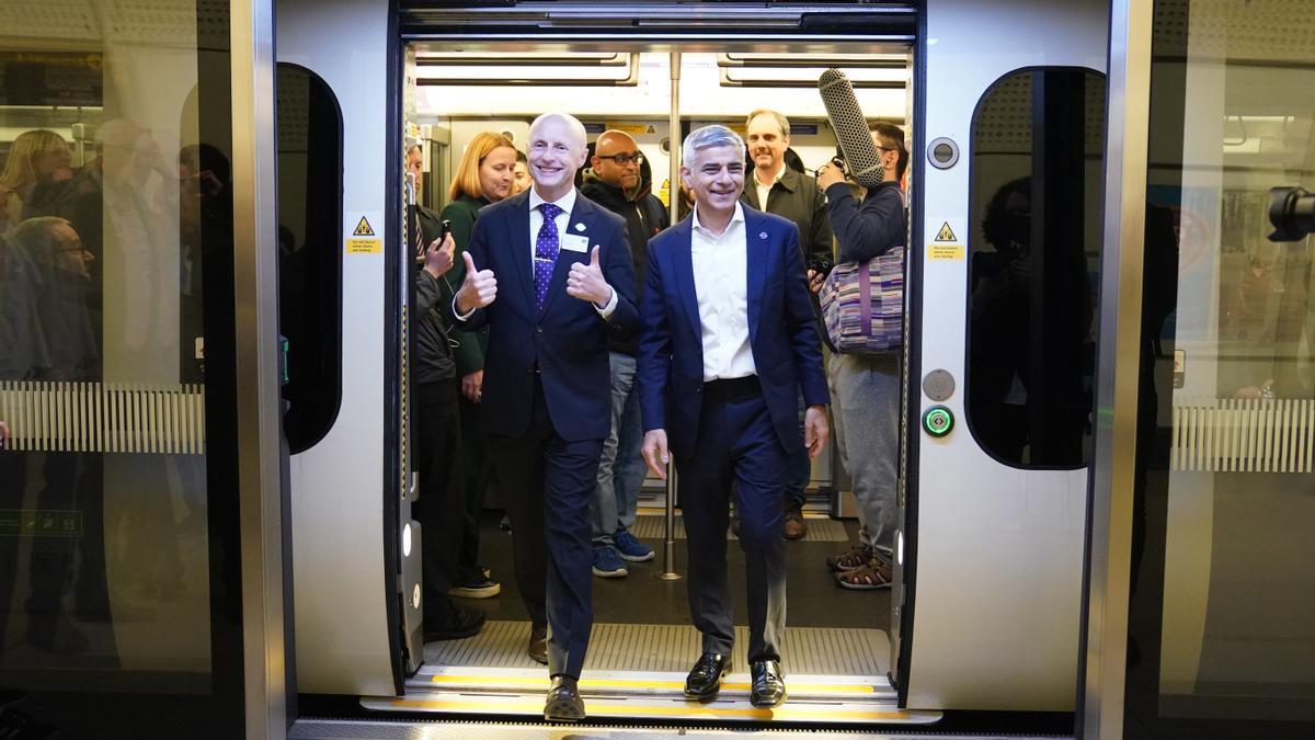 24 May 2022, United Kingdom, London: Mayor of London Saiq Khan (R) and Andy Byford, Commissioner at Transport for London (Tfl) disembark the first Elizabeth line train to carry passengers at Farringdon Station. Photo: Kirsty O'connor/PA Wire/dpa