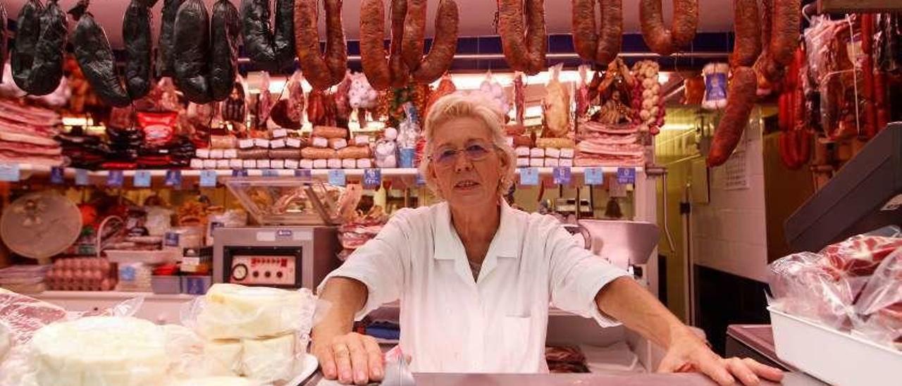 Azucena Suárez, tras el mostrador de su carnicería.