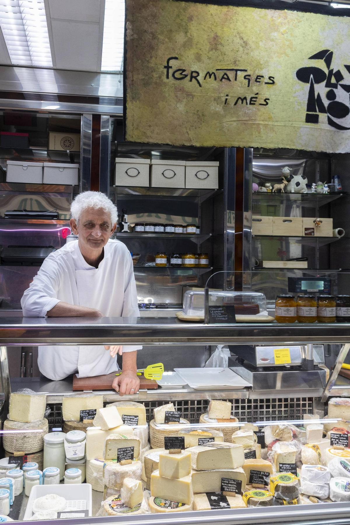 Vicent vende quesos y es un divulgador de la lengua desde su puesto en Russafa.