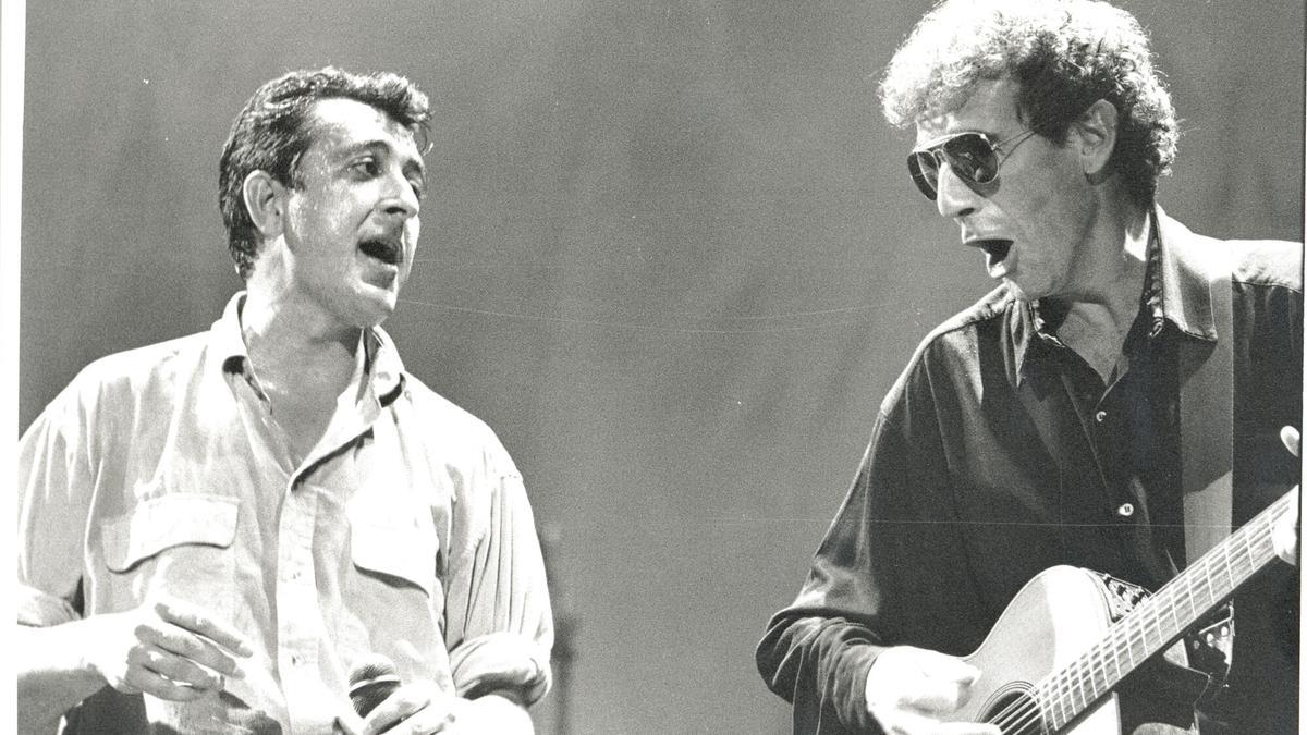 El Último de la Fila (Manolo García y Quimi Portet), en un concierto durante una gira en 1995.