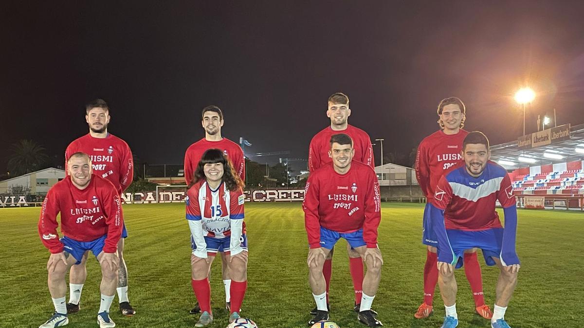 De izquierda a derecha, de pie y agachados: Bruno y Pedro, Piedra y Alba, Yago y Enol, Dani y Méndez.