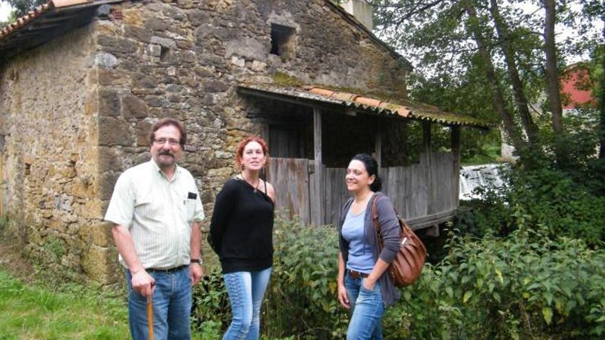 Luis Álvarez, con las concejalas Consuelo Álvarez y Esmeralda Rodríguez, ayer, junto al molino de La Ponte.