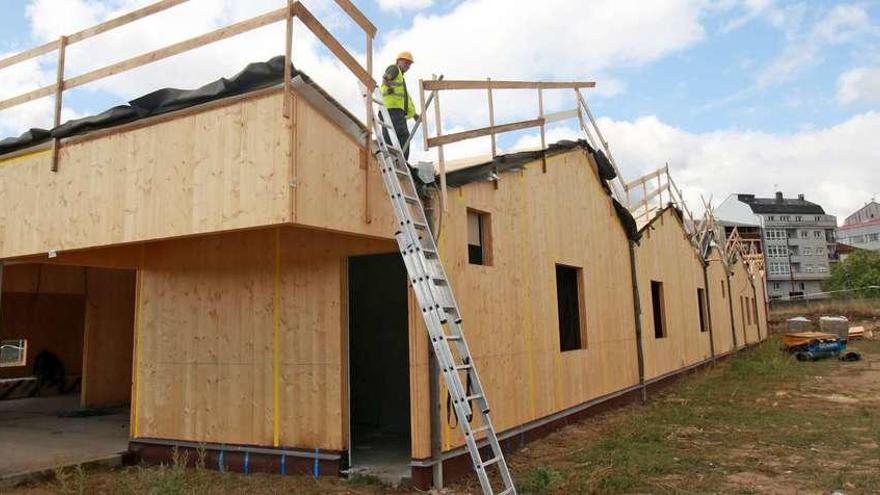 Trabajos de instalación del tejado de la nueva escuela infantil que se está construyendo en A Baiuca de A Estrada, ayer. // Bernabé / Adrián Rei