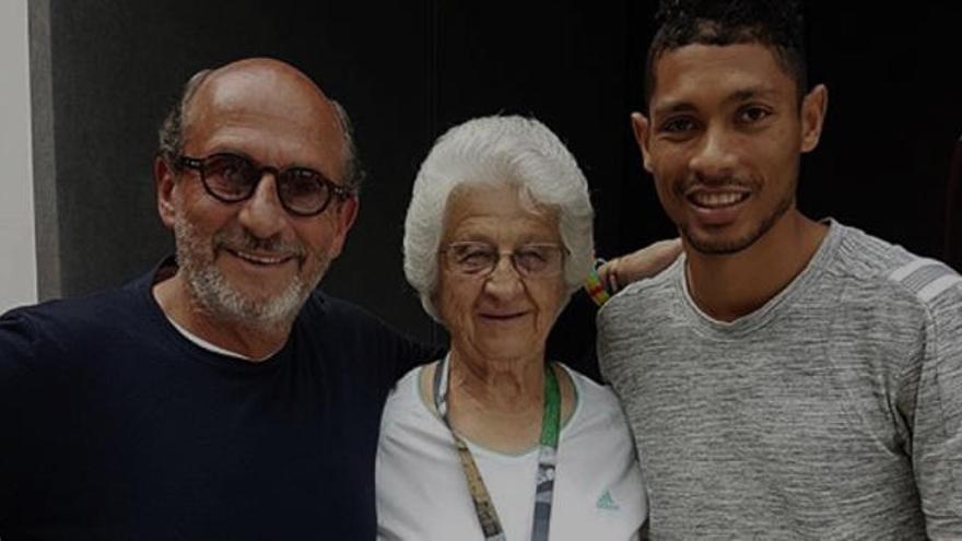 Wayde van Niekerk, con su entrenadora de 74 años.