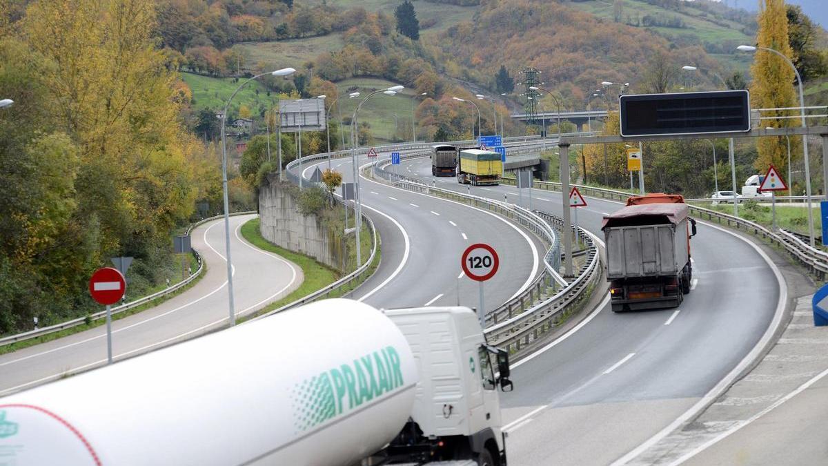 Tráfico de camiones a la altura del viaducto de Campomanes.