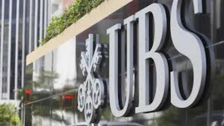 Los lavabos de una sucursal del banco UBS en Ginebra, obstruidos por billetes de 500 euros