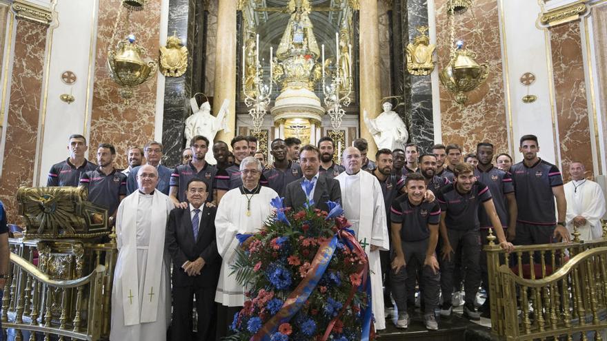 El Levante realiza una ofrenda floral a la Mare de Déu