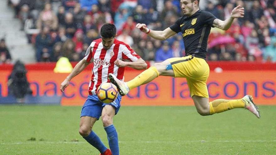 Sergio disputa un balón con Saúl.