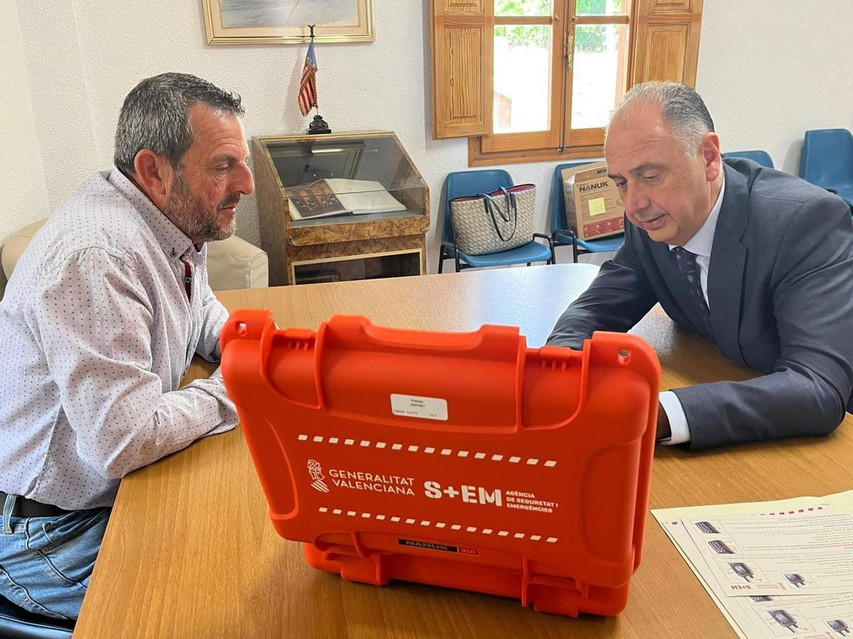 El consellera hablando con el alcalde en su visita a Segart.