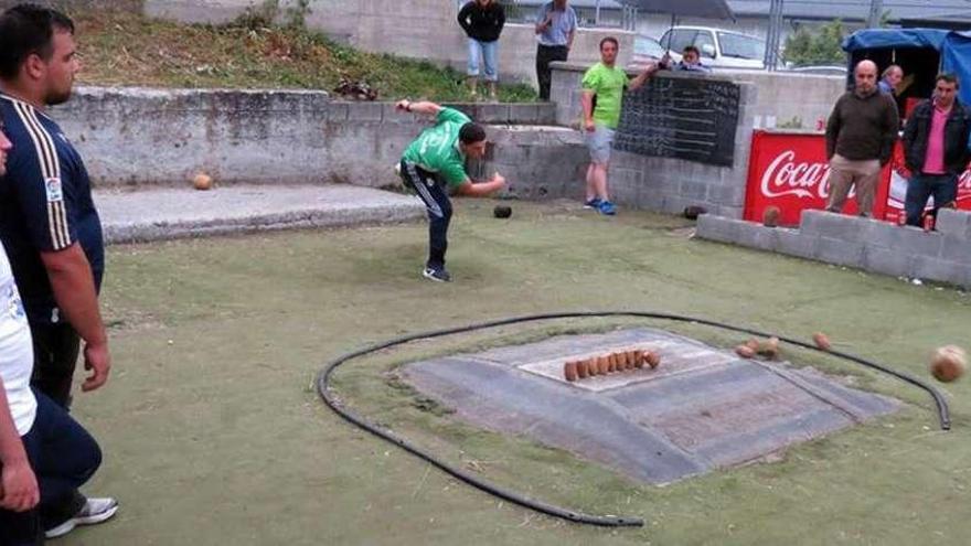 Uno de los participantes en el torneo del Carmen, tirando en la bolera del instituto.