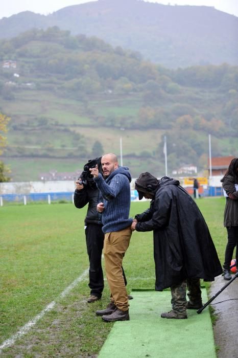 Grabación de un programa de televisión en el campo del Santiago de Aller