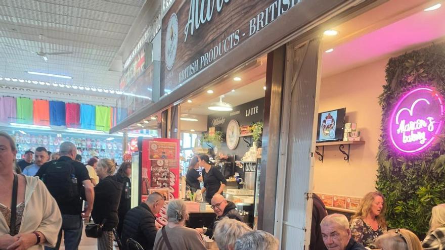 eladas de bacon y salchichas para un desayuno inglés en Benidorm